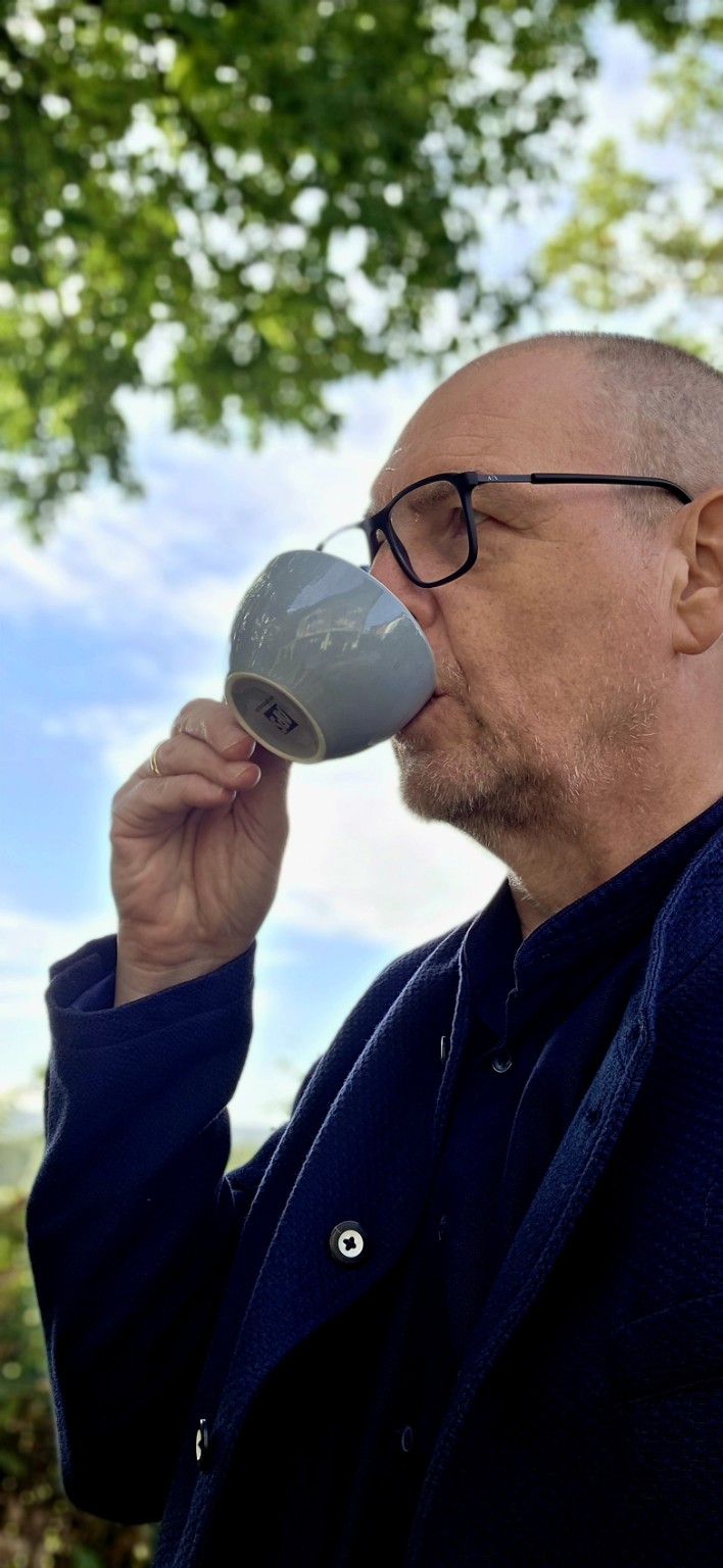 Stefan Baumann bei einer Kaffeepause im Freien